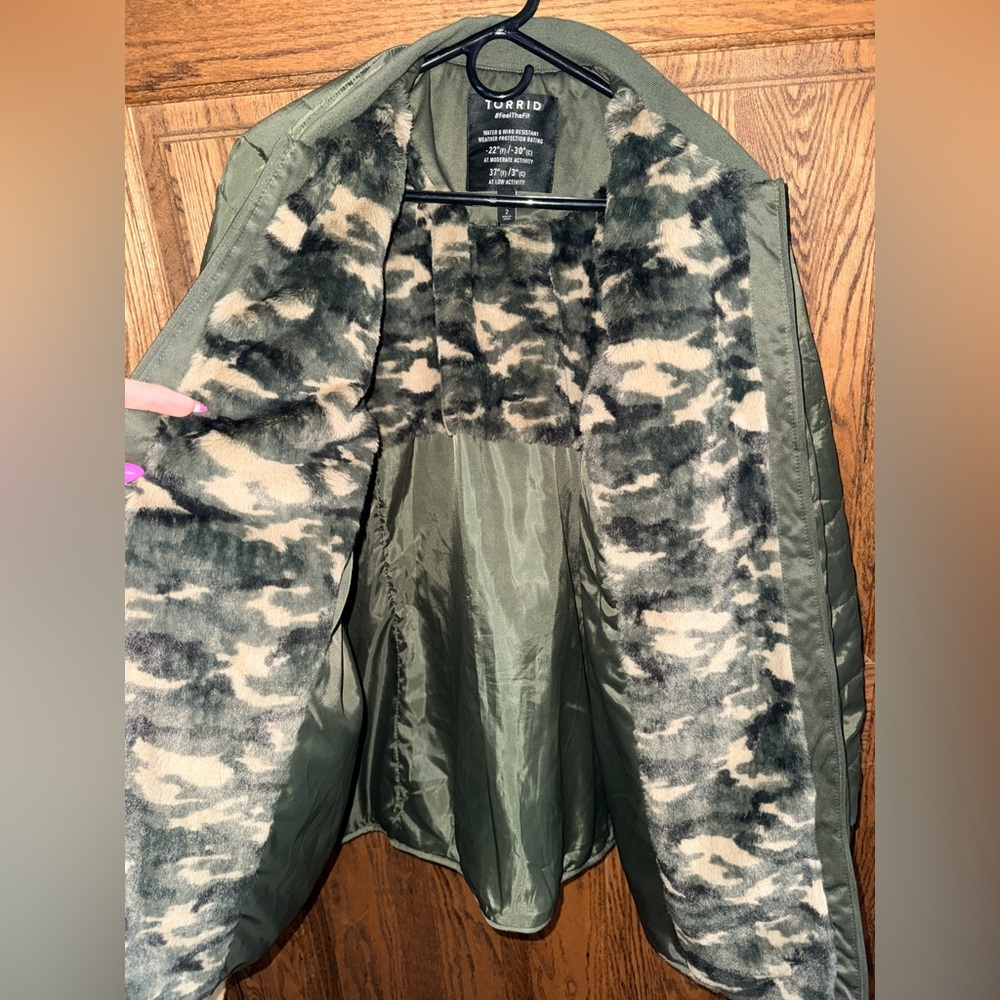 Torrid women’s Olive Green Puffer Jacket - Picture 3 of 4
